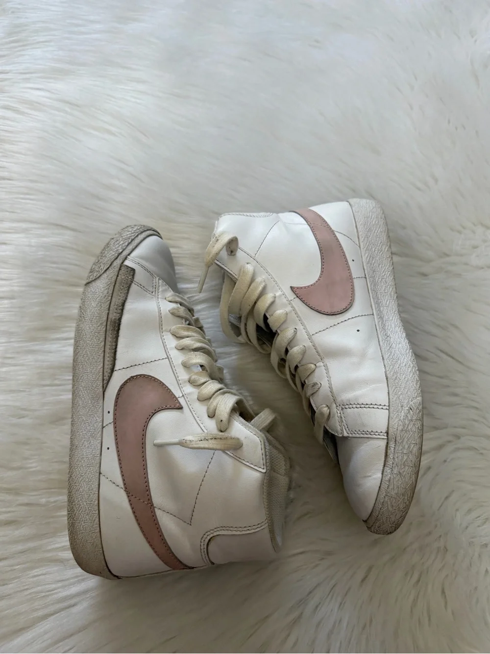 Nike Blazer Mid Top (GS) White w/Pink Sneakers Sz 5.5Y